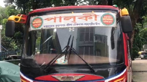বোরকাপরা নারীর ইশারায় থামে বাস, ২০ মিনিটে ৫৭ লাখ টাকা লুট ,গ্রেপ্তার দুই
