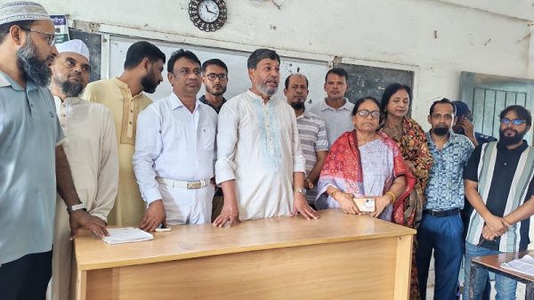মাদারীপুরে ডেঙ্গু প্রতিরোধে বিদ্যালয় পরিদর্শনে এমপি জাহান্দার আলী মিয়া
