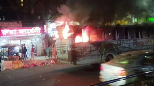 মিরপুরে চলন্ত দুটি বাসে আগুন