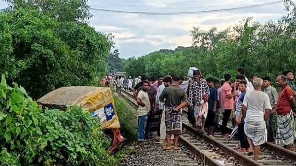 সাতকানিয়ায় ট্রেনের ধাক্কায় অটোরিকশার চালকসহ নিহত ২