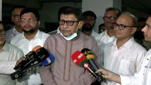 ‘হয় আমি থাকব, না হয় দুর্নীতি’, হাসপাতালে হুঁশিয়ারি স্বাস্থ্যমন্ত্রীর