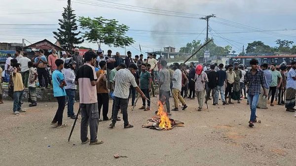 কলেজে নবীনবরণকে কেন্দ্র ছাত্রদল-শিবির ধাওয়া পাল্টাধাওয়া