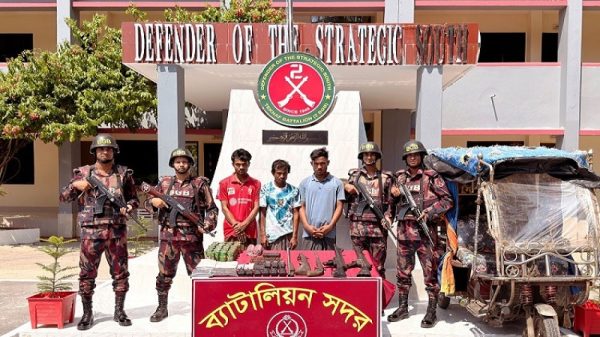টেকনাফে অস্ত্র ও গোলাবারুদসহ ৩ রোহিঙ্গা আটক