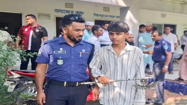 মাদারীপুরে স্কুলে দেশীয় অস্ত্রসহ কিশোর আটক