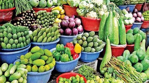নিত্যপণ্যের দাম ঊর্ধ্বমুখী, ধারদেনা করেও কুল পাচ্ছেন না ক্রেতারা