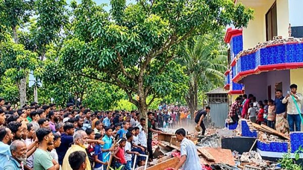 পাবনায় শিশুকে ধর্ষণের পর হত্যা, প্রধান অভিযুক্তের বাড়ি ভাঙচুর