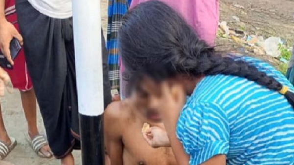 চুরির অভিযোগে খুঁটির সঙ্গে বাঁধা বাবা, মুখে রুটি তুলে দিচ্ছিল ছোট্ট মেয়ে