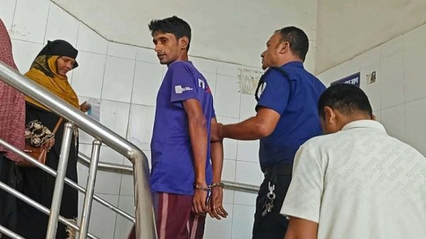 বরগুনায় সাংবাদিককে গ্রেপ্তার, হাতকড়া ও ডোপ টেস্ট ঘিরে সমালোচনার ঝড়