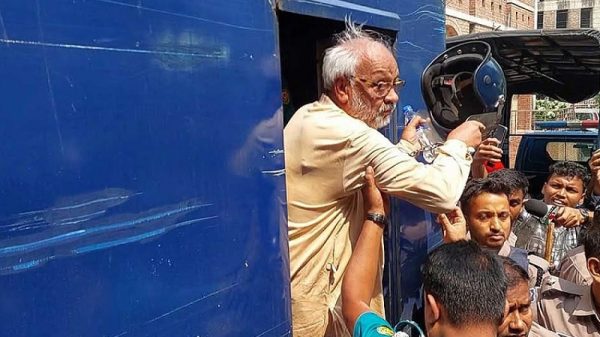 হেলমেট ছুড়ে ফেলে ক্ষোভ প্রকাশ জামায়াত নেতা আখতারুজ্জামানের