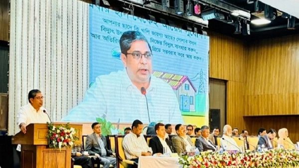 নিজ বাসভবনের ছাদের সৌরবিদ্যুৎ থেকে জাতীয় গ্রিডে ১২শ’ ইউনিট দিয়েছেন প্রধানমন্ত্রী: মীর শাহে আলম