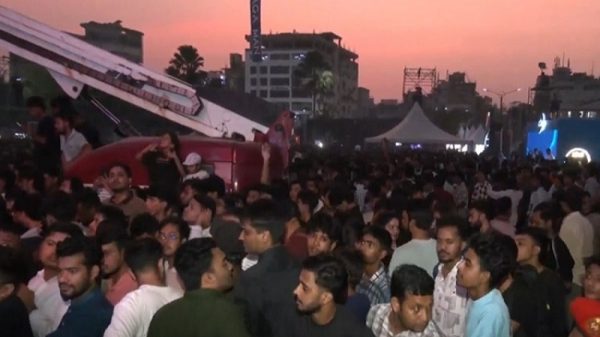 ব্যারিয়ার ভেঙে জেমসের কনসার্টে ঢুকলেন হাজারো দর্শক