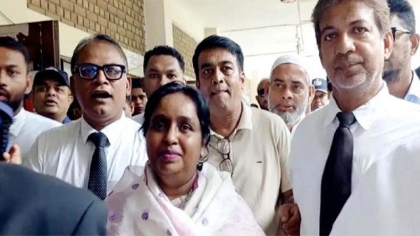 জামিন পেয়ে আদালত প্রাঙ্গণে ‘জয় বাংলা’ স্লোগান আইভীর