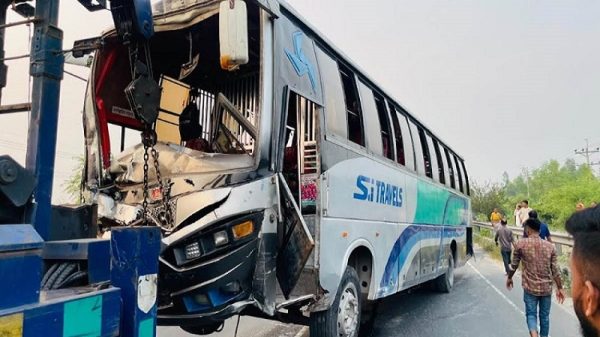 টাঙ্গাইলে বাস-পিকআপ-মোটরসাইকেল ত্রিমুখী সংঘর্ষ, নিহত ২