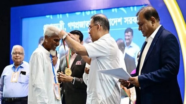 ৫২ বছর ধরে এক টাকায় পড়ানো গাইবান্ধার লুৎফুর রহমান পেলেন রাষ্ট্রীয় সম্মাননা