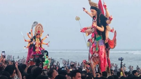 কক্সবাজার সৈকতে লাখো মানুষ, ৪৫ মিনিটে ৩৮০ প্রতিমা বিসর্জন