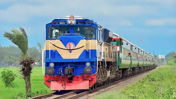 দুর্গাপূজায় তিন জোড়া বিশেষ ট্রেন, পাঁচ ট্রেনের ছুটি বাতিল