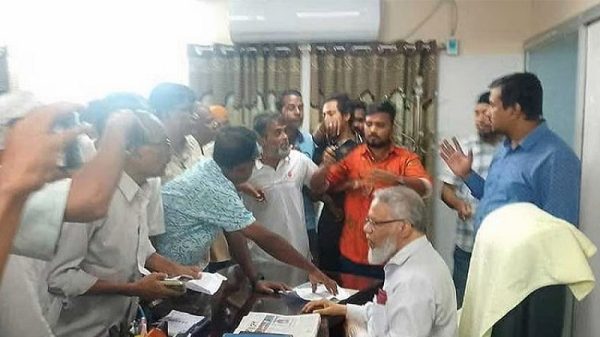 মব সৃষ্টি করে রাজশাহী মেডিকেল বিশ্ববিদ্যালয়ের ভিসিকে পদত্যাগপত্রে স্বাক্ষর করানোর অভিযোগ