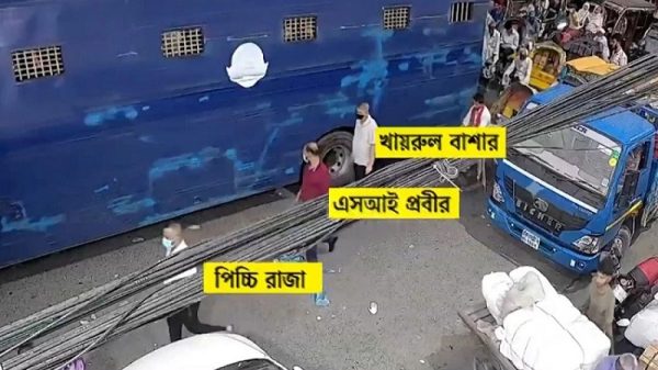 প্রিজনভ্যানের গেট খুলে পিচ্চি রাজাকে নামিয়ে বোনের গাড়িতে তুলে দিয়েছিলেন পুলিশ কর্মকর্তা