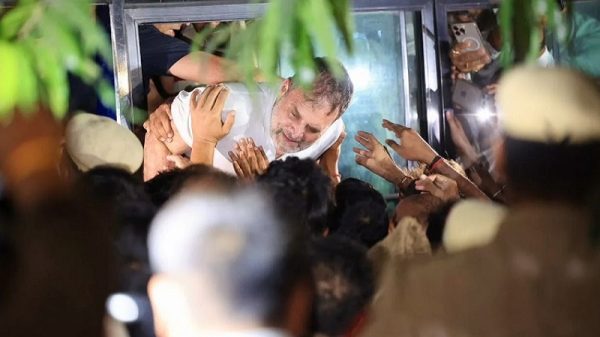 দিল্লিতে রাহুল ও প্রিয়াঙ্কা গান্ধী আবারও আটক