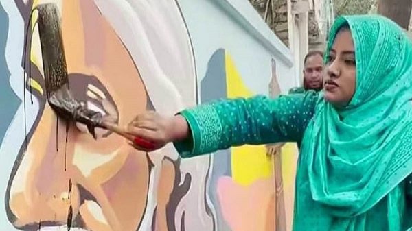রবীন্দ্রনাথ ঠাকুরের ছবিতে কালি মাখানোর চেষ্টায় নারীসহ আটক ৪