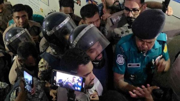 রবীন্দ্রনাথের গ্রাফিতিতে চুনকালি : গ্রেপ্তার ৪ আসামি রিমান্ডে
