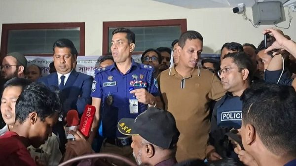 অবশেষে প্রশাসনের সহায়তায় ৩০ ঘণ্টা পর চুয়েট ছাড়লেন ভিসি